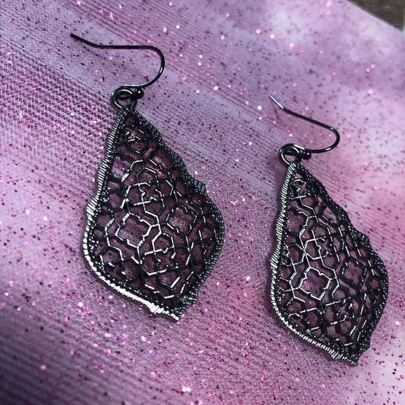 ๐ Gorgeous Graphite Filigree Earrings ๐ NEW - Picture 3 of 3